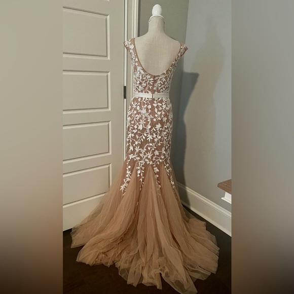 Elegant Floral Lace Evening Gown - Picture 2 of 7